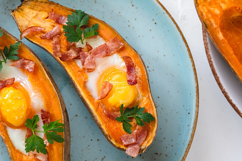 Baked,sweet,potato,with,fried,egg,,bacon,and,parsley.