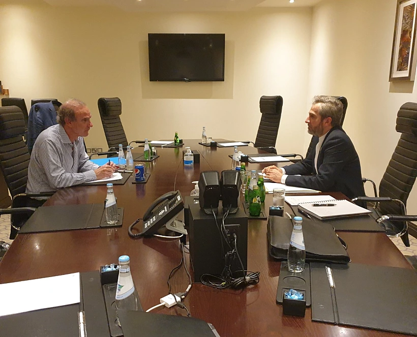 מימין: עלי באקרי-כני, ראש צוות המו''מ הגרעיני מטעם איראן יחד עם אנריקה מורה בדוחה, בירת קטר