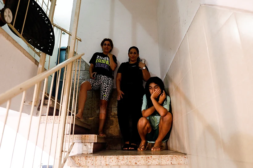 דיירי בניין בחדר המדרגות, לאחר שהושמעה אזעקה באזור עוטף עזה
