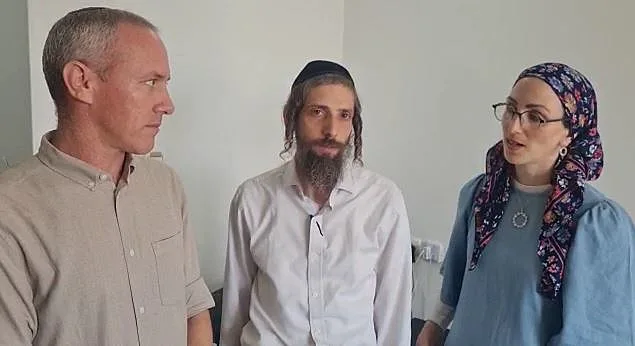 חילי טרופר עם הוריו של מוישי קליינרמן, בביתם במודיעין עלית