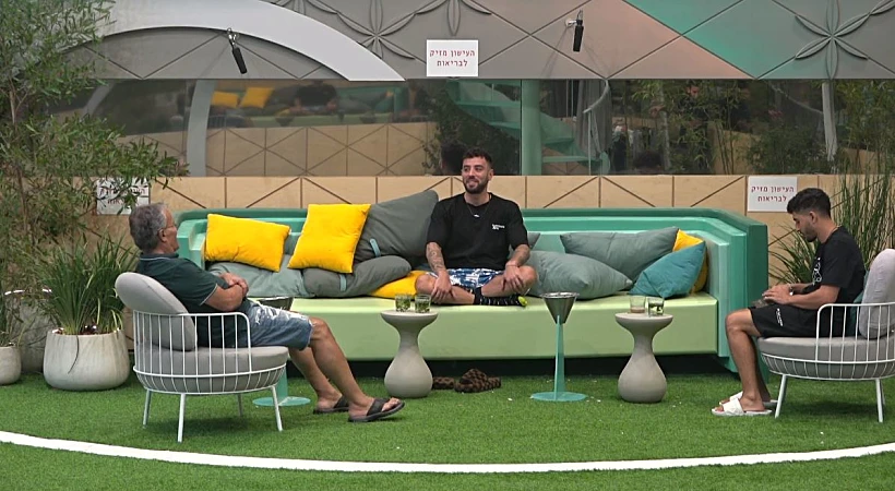 דוד, דניאל ונתנאל יושבים בחצר | האח הגדול עונה 4