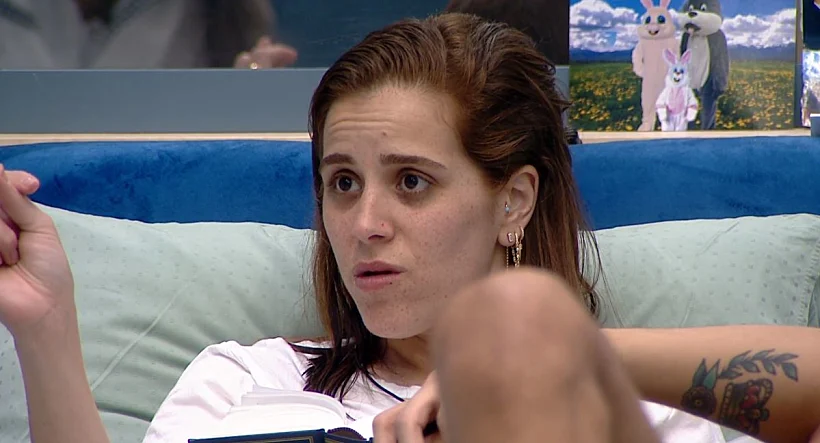 שרין יושבת במיטה | האח הגדול עונה 4