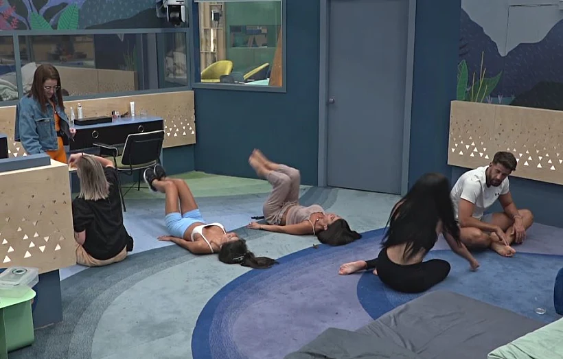 הדיירים מתאמנים בחדר השינה | האח הגדול עונה 4