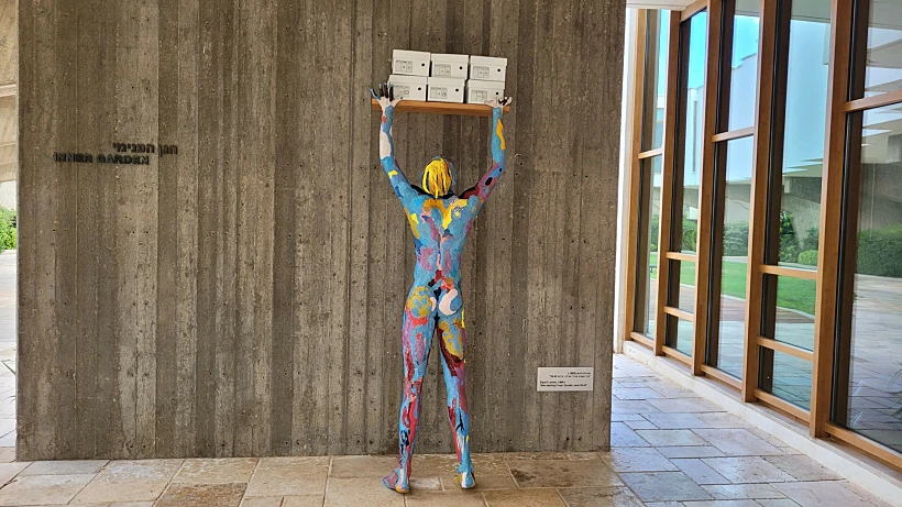 יצירה של סיגלית לנדאו משתלבת בכתלי המלון. צילום: מיכל בן ארי מנור