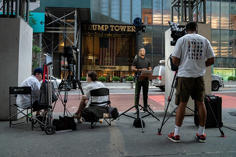 אנשי תקשורת מחוץ לאחוזתו של דונלד טראמפ אחרי הפשיטה