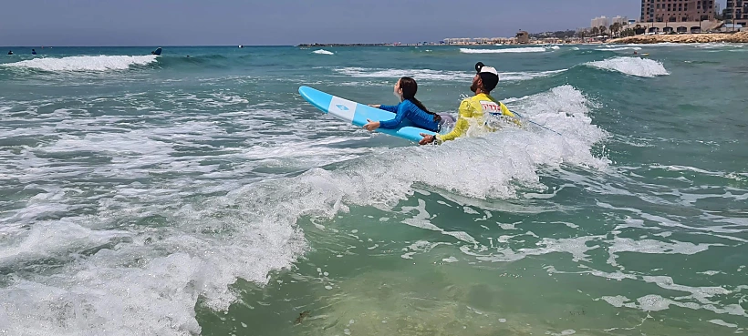 שיעור גלישה בחיפה. צילום: טליה קליין פרז