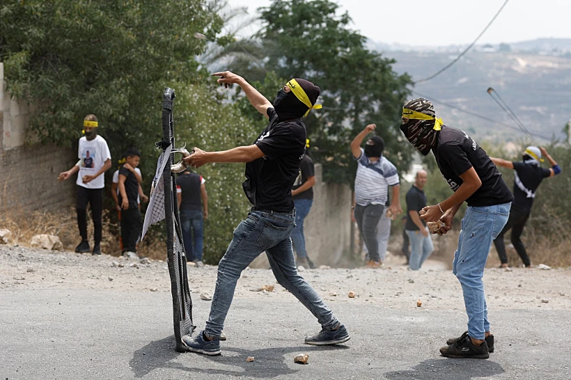 פלסטינים מיידים אבנים לעבר חיילי צה''ל במהלך הפרות סדר ביהודה ושומרון