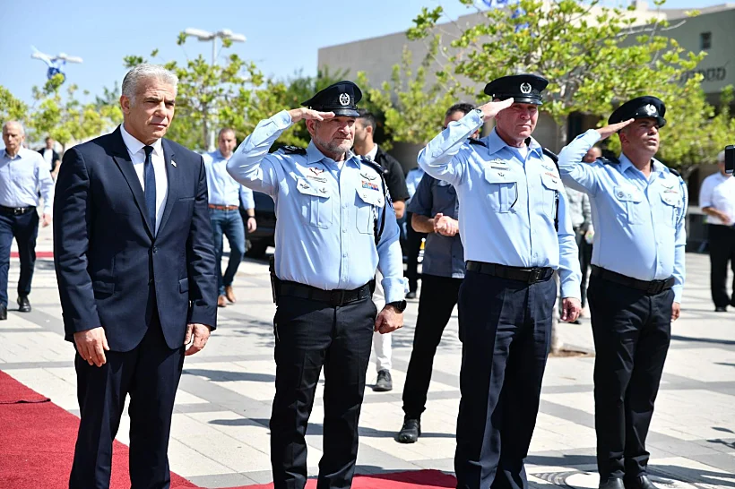 ראש הממשלה לפיד והמפכ''ל יעקב שבתאי במכללה הלאומית לשוטרים