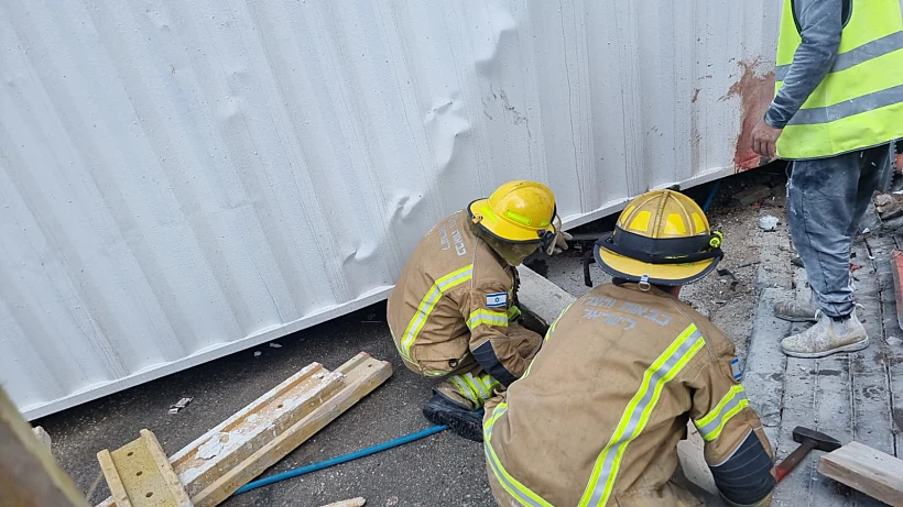 חילוץ לכודים מנפילת מכולה באתר בנייה טירת הכרמל
