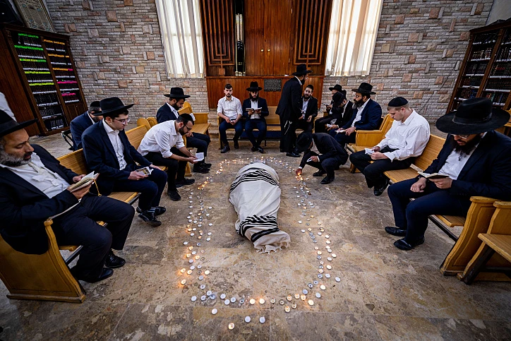 אבלים על פטירתו של הרב שלום כהן