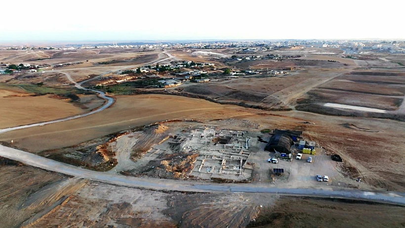 שרידי בית האחוזה שנחשף ברהט, ובמרכזם מערכת הקמרונות. בית האחוזה הוא הראשון מסוגו שהתגלה בנגב