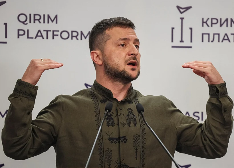 נשיא אוקראינה ולודימיר זלנסקי, לבוש בחולצה אוקראינית מסרותית, בתדרוך לתקשורת אמש