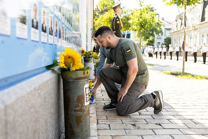 נשיא אוקראינה ולודימיר זלנסקי פוקד אנדרטאות וקברים לרגל יום העצמאות של אוקראינה