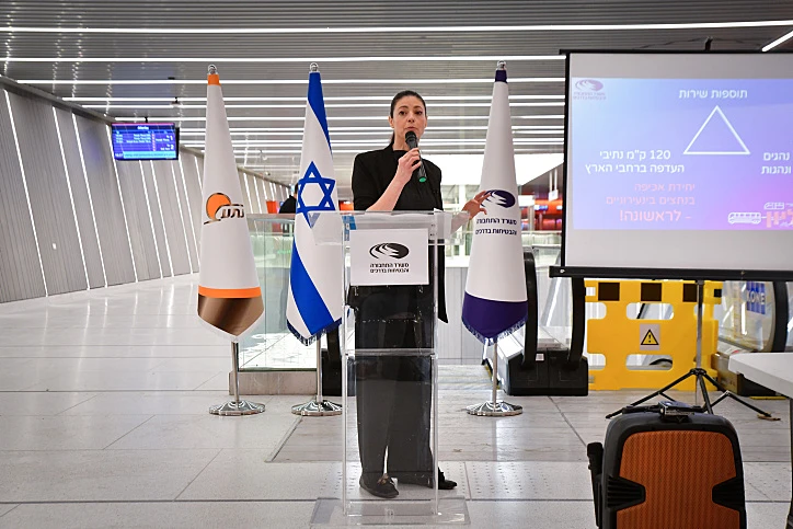 שרת התחבורה מרב מיכאלי בתחנת הרכבת הקלה