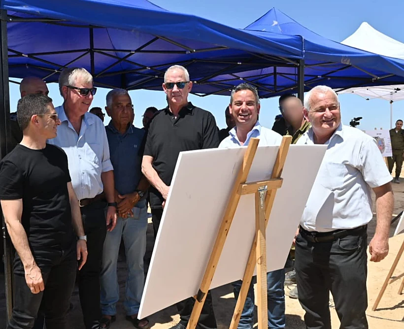 שר הביטחון בני גנץ בקריית המודיעין בנגב