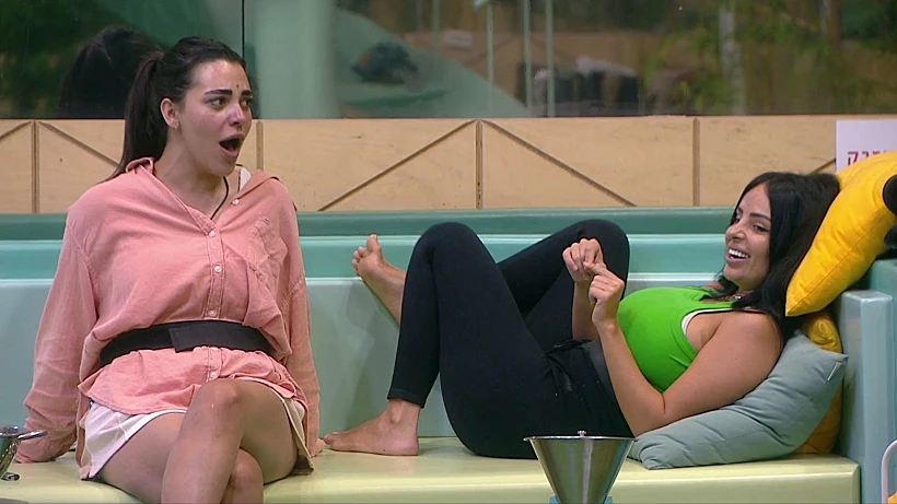 האח הגדול | בחצר