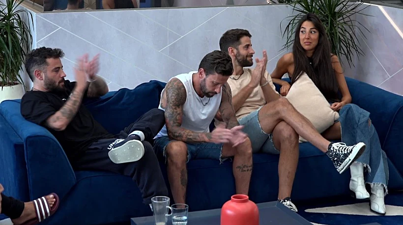 האח הגדול | בסלון