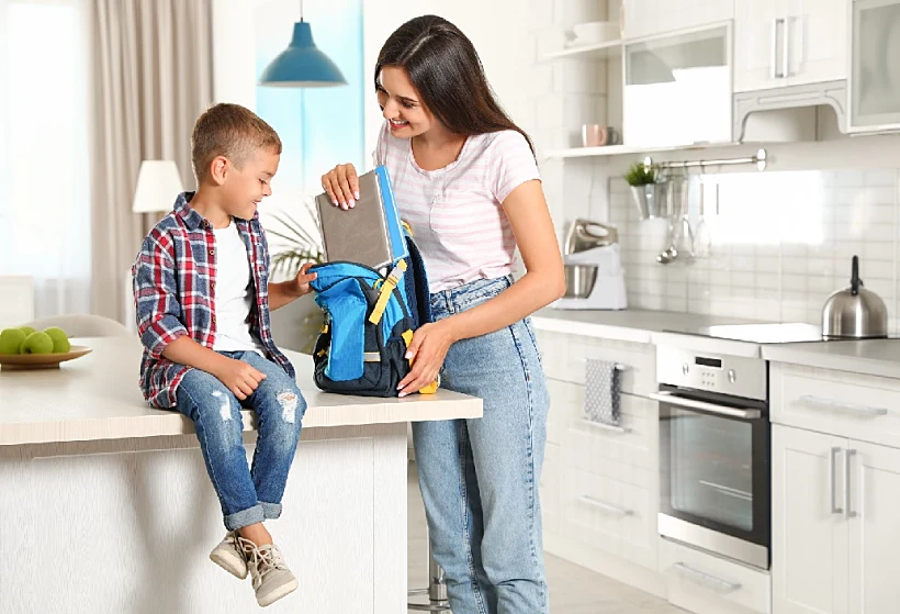 אמא וילד מתארגנים לבית ספר