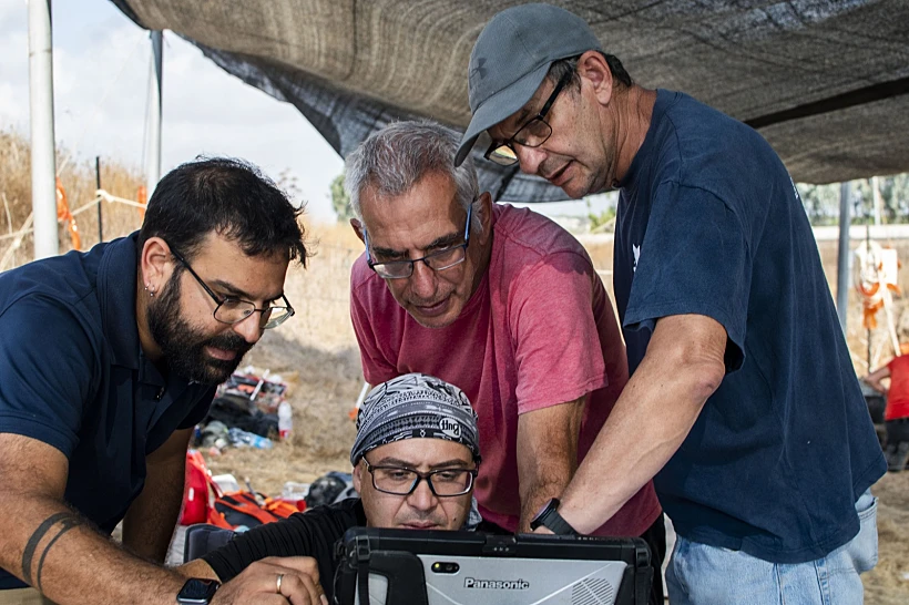 מימין למשאל-החוקרים דר ינון מילבסקי, פרופ עפר מרדר,אבי לוי ואמיל אלגם בחפירת רבדים