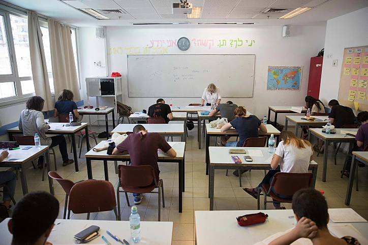 תלמידיים נבחנים בבחינת הבגרות
