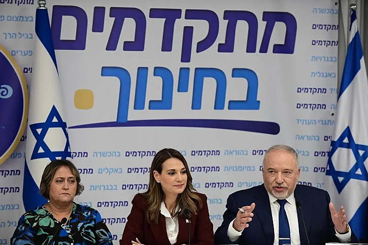 ליברמן, שאשא ביטון ובן דוד במסיבת עיתונאים לסיום הסכסוך