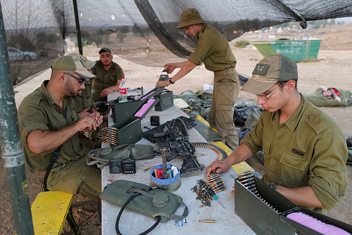 מימין: סמל איתן פיכמן ז''ל