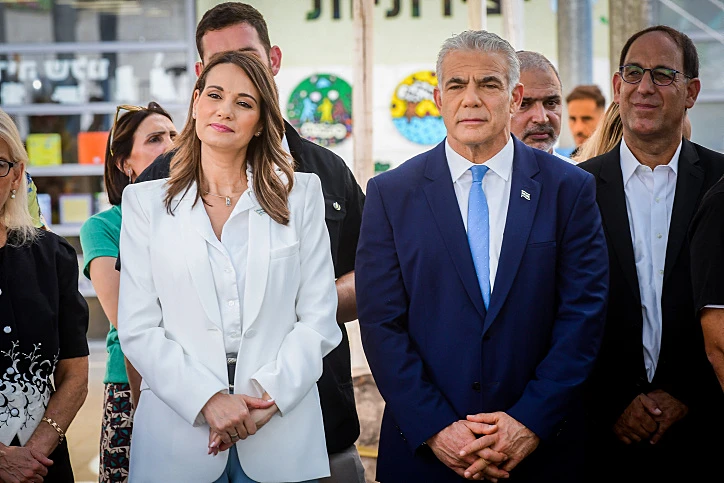 רה''מ לפיד ושרת החינוך שאשא-ביטון בבית הספר היסודי ''ניצני המדע'' ברחובות