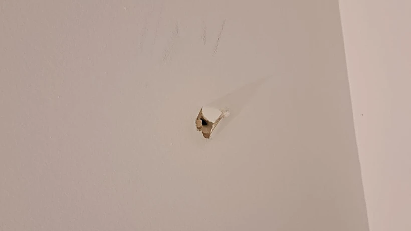 חור בתקרה בעקבות קליע תועה שחדר לבית בכוכב יעקב