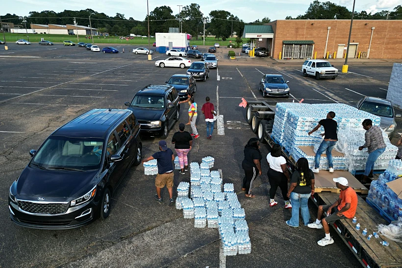 מתנדבים באתר חלוקת בקבוקי מים בג'קסון, מיסיסיפי