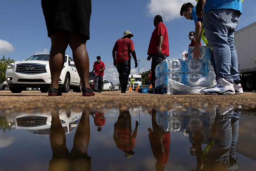 מתנדבים באתר חלוקת בקבוקי מים בג'קסון, מיסיסיפי