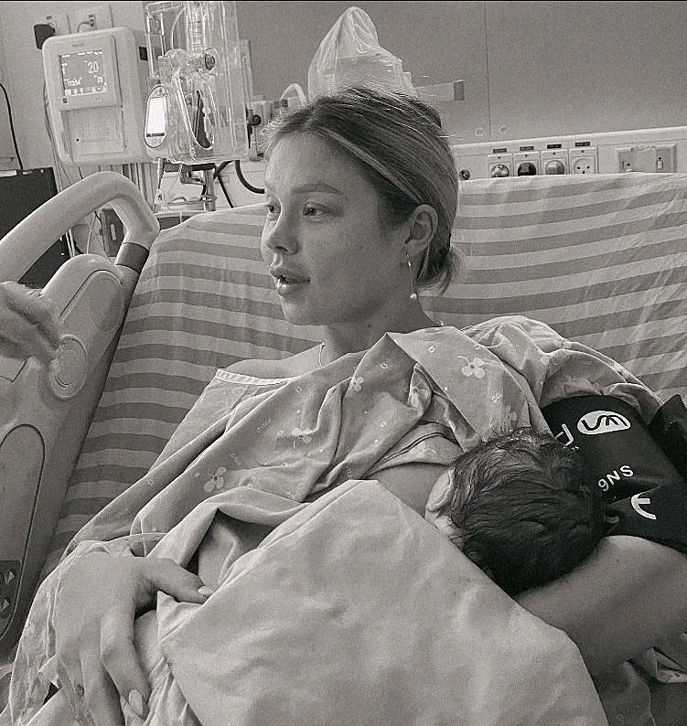 ליזה ביך בחדר הלידה