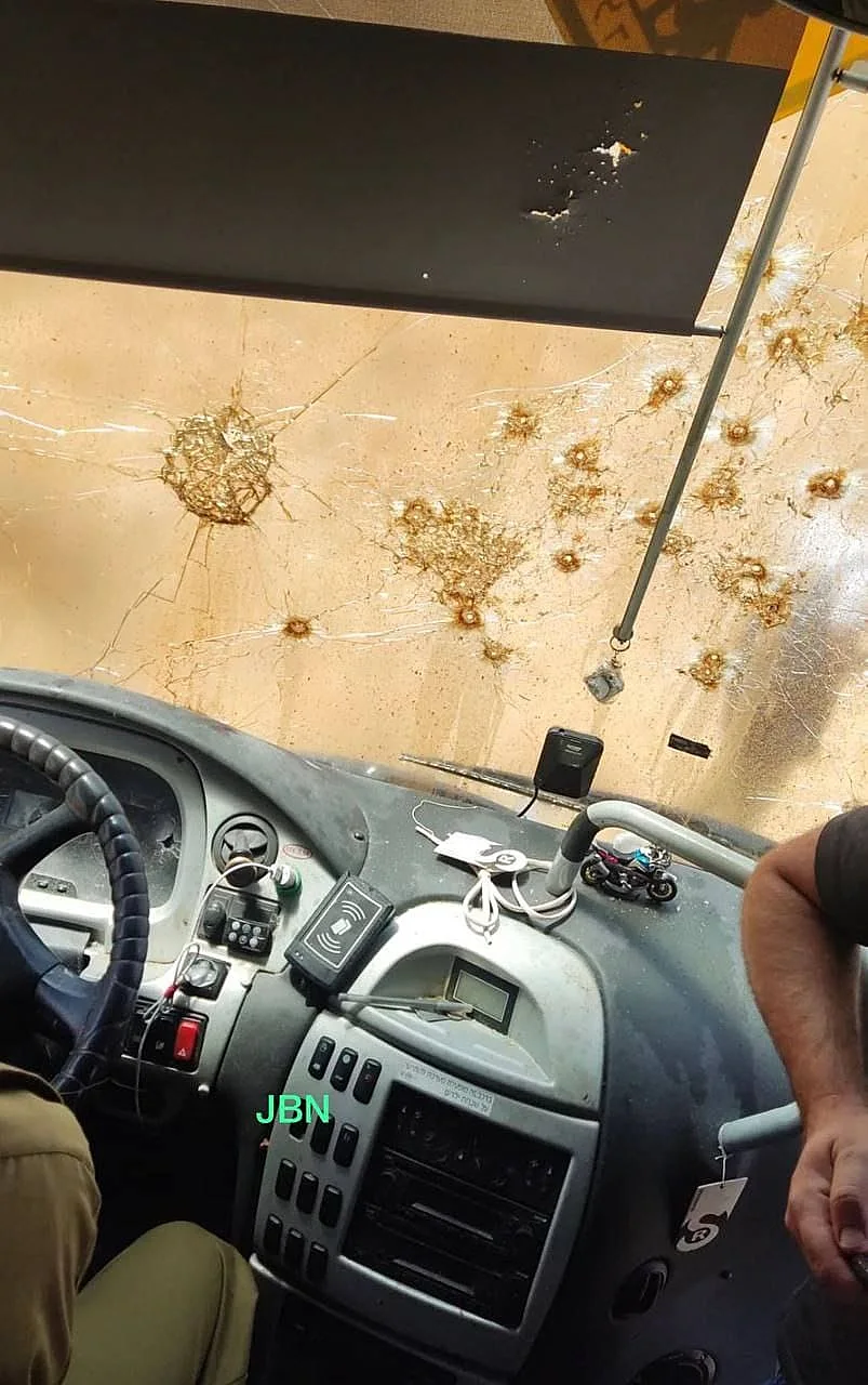 נזקי הירי באוטובוס בפיגוע בבקעת הירדן