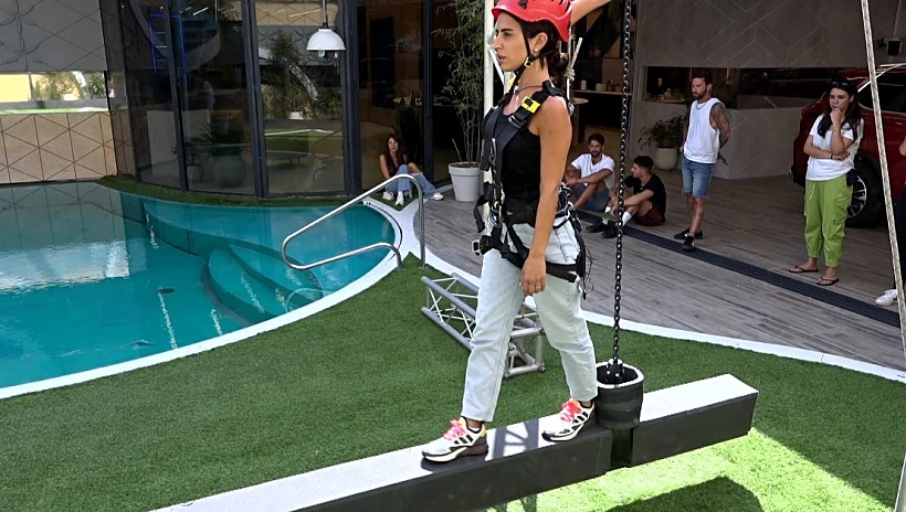 בר | האח הגדול עונה 4