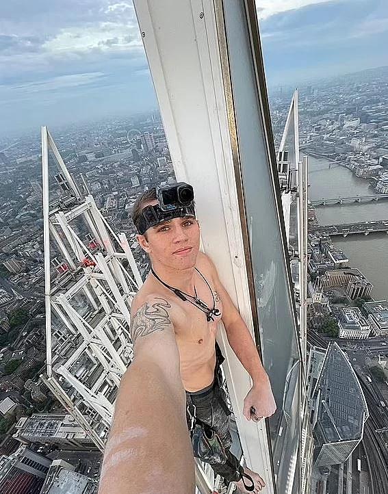 הסלפי של המטפס החופשי על הבניין בלונדון