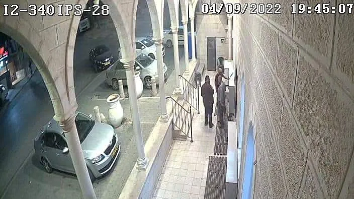 הדקות האחרונות של העיתונאי נדאל אגבאריה כפי שתועד במצלמת אבטחה לאחר תפילת ערב במסגד באום אל-פחם