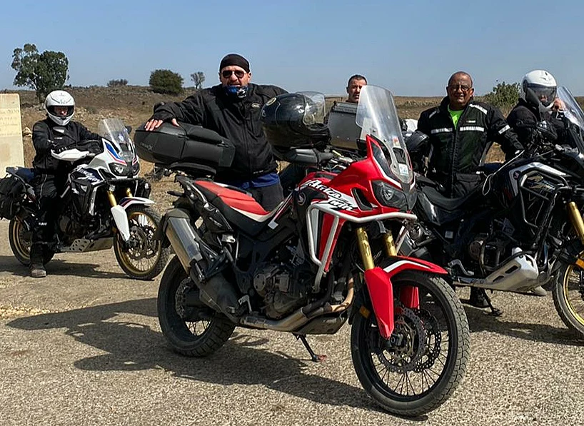 לורן מורלי, נהג האוטובוס שנפצע בפיגוע בבקעה, לצד האופנוע שהפך לתחביב