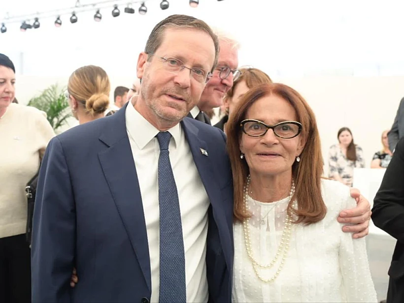 הנשיא יצחק הרצוג ואילנה רומנו, אלמנתו של יוסף רומנו ז''ל, שנרצח בטבח במינכן