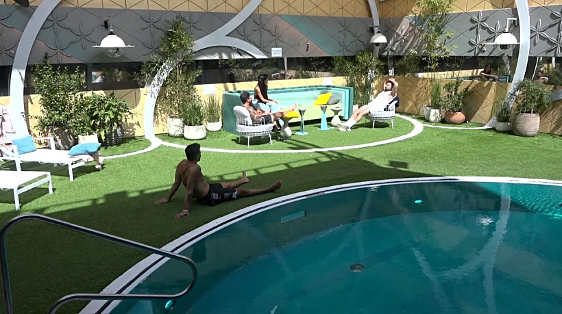 האח גדול | חצר