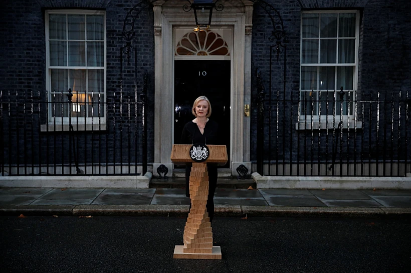 ראש ממשלת בריטניה ליז טראס סופדת למלכה אליזבת