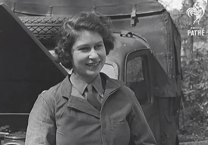 המלכה אליזבת, האישה הראשונה בבית המלוכה ששירתה בצבא הבריטי