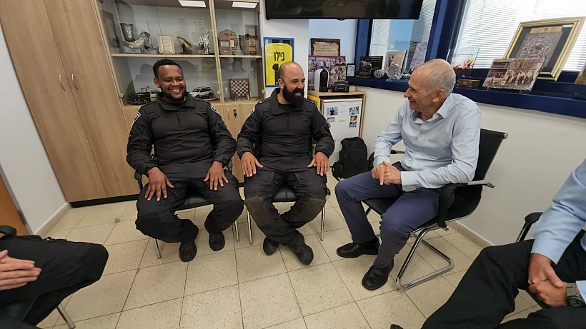 בר-לב עם שוטרי היס''מ שמנעו פיגוע