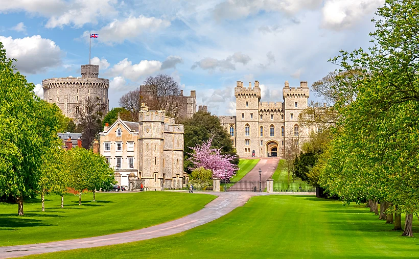 Long,walk,to,windsor,castle,in,spring,,london,suburbs,,uk