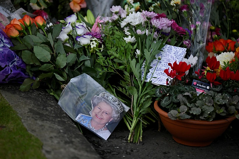 פרחים מחוץ לארמון בלונדון לאחר מותה של המלכה אליזבת'