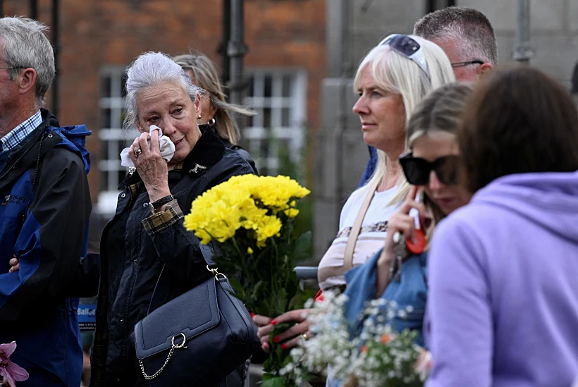 לא יכולים לעצור את הדמעות לאחר היוודע מותה של המלכה אליזבת'