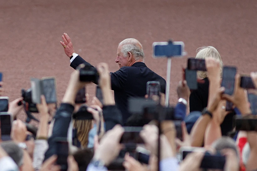 המלך החדש צ'ארלס השלישי מתקבל בארמון בקינגהאם