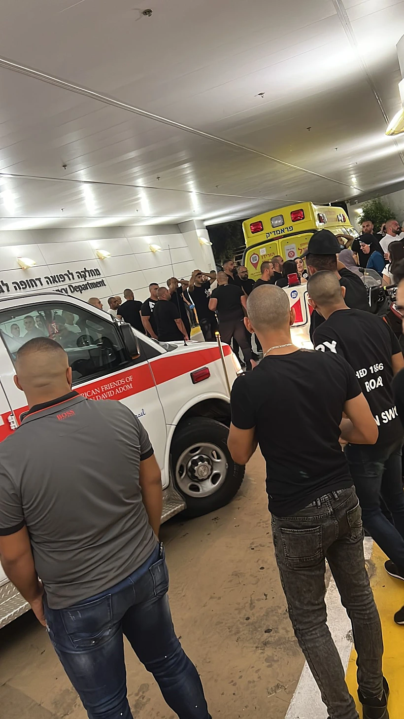 צעירים התאספו מחוץ למרכז הרפואי לגליל