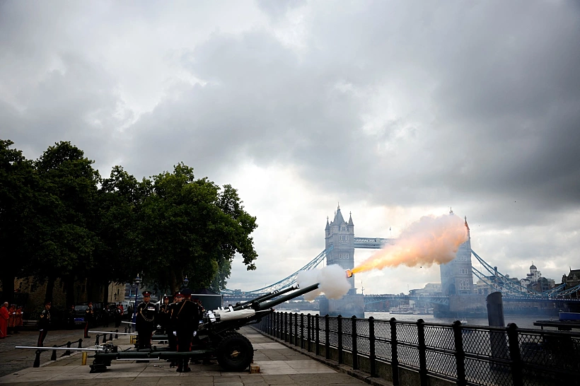 ירי תותחים בלונדון לכבוד הכרזתו של המלך צ'ארלס