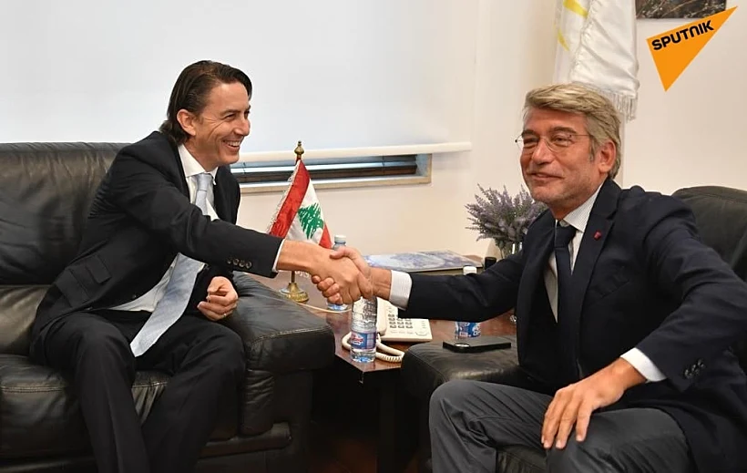 שר האנרגיה בממשלת לבנון וליד פיאד יחד עם המתווך האמריקני עמוס הוכשטיין