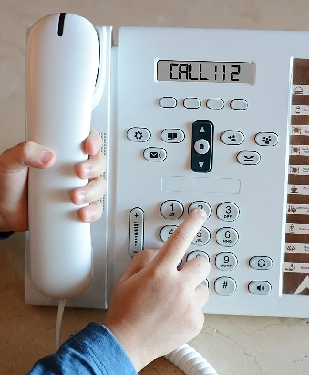 ילד מחייג בטלפון