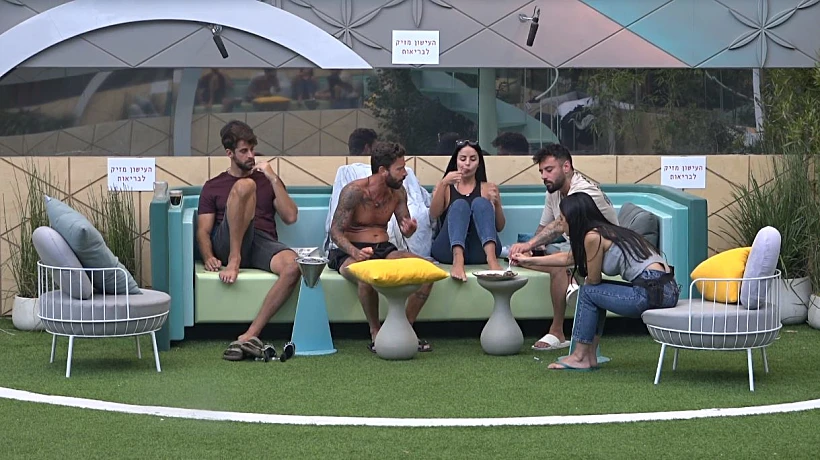 האח הגדול | הדיירים בחצר